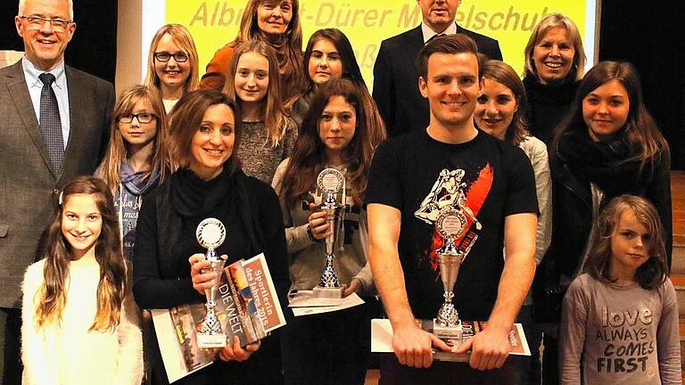 Besondere Auszeichnungen gab es bei der Sportlerehrung für Olga Mensch (vorne, Zweite von links), Yannick Wörtmannn stellvertretend für den verhinderten Sieger Felix Hartmann (daneben) sowie die Leichtathletik-Mädchen der Albrecht-Dürer-Mittelschule. Sie wurden als Haßfurts „Sportler des Jahres“ ausgezeichnet. Bürgermeister Günther Werner (links) und der Sportjournalist Matthias Lewin (oben rechts) gratulierten den Gewinnern. Besondere Auszeichnungen gab es bei der Sportlerehrung für Olga Mensch (vorne, Zweite von links), Yannick Wörtmannn stellvertretend für den verhinderten Sieger Felix Hartmann (daneben) sowie die Leichtathletik-Mädchen der Albrecht-Dürer-Mittelschule. Sie wurden als Haßfurts „Sportler des Jahres“ ausgezeichnet. Bürgermeister Günther Werner (links) und der Sportjournalist Matthias Lewin (oben rechts) gratulierten den Gewinnern.