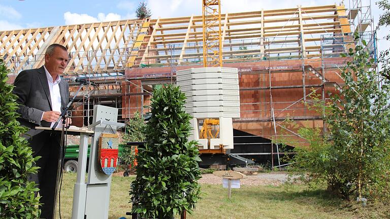 Richtfest wurde am Freitag im Kreis geladener Gäste am Bürgerhaus mit Pfarramt in Michelrieth gefeiert. Das Foto zeigt Bürgermeister Thomas Stamm bei seiner Begrüßungsrede.