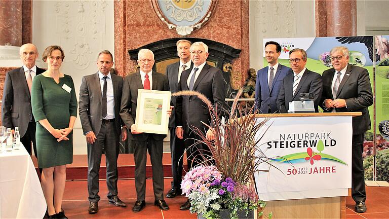 Ehrenmitglied Viktor Fieger (mit Urkunde) im Kreis der Landräte und Verantwortlichen vom Naturpark Steigerwald e.V. beim Festakt in Ebrach.