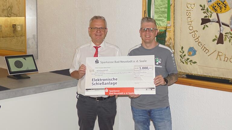Stefan Söder, Leiter des Beratungscenters in Bischofsheim, freut sich mit Sebastian Rehm vom Schützenverein über die Spende.