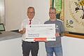 Stefan Söder, Leiter des Beratungscenters in Bischofsheim, freut sich mit Sebastian Rehm vom Schützenverein über die Spende.