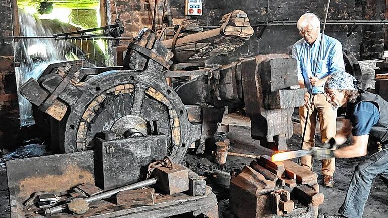 Metall hämmern am &bdquo;Schätzelein&ldquo;: Schmied Otto Haamann (vorne) und Walter Kurtz (hinten), noch beratend im Unternehmen tätig, halten den Eisenhammer am Laufen.
