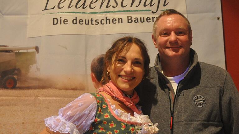 Zum närrischen Scheunenfest in der Sportheimscheune kam das Publikum in Gummistiefeln und bäuerlicher Kleidung.