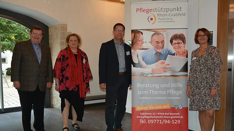 Im Kloster Wechterswinkel wurde das zehnjährige Jubiläum des Pflegestützpunktes Rhön-Grabfeld gefeiert (von links): Landrat Josef Demar, die stellvertretende Bezirkstagspräsidentin Eva Maria Linsenbreder, Ralf Lommel (AOK Schweinfurt) und die Leiterin des Pflegestützpunktes Rhön-Grabfeld, Sabine Wenzel-Geier.