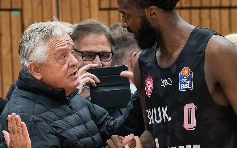s.Oliver-Gründer Bernd Freier (links), hier 2018 bei einem Spiel der Würzburger Bundesliga-Basketballer. s.Oliver-Gründer Bernd Freier (links), hier 2018 bei einem Spiel der Würzburger Bundesliga-Basketballer.