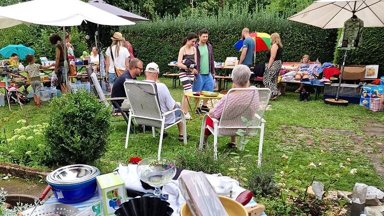 Dieses Jahr verlagerte sich der Veitshöchheimer Flohmarkt von der Straße in die Hinterhöfe und Gärten. Hier bei Organisatorin Martina Edelmann.