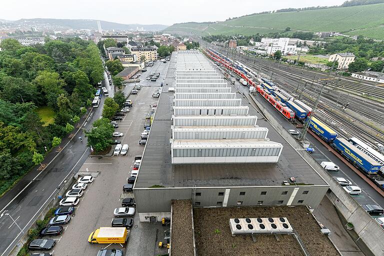 Blick vom Posthochhaus auf die Posthallen an der Bismarckstraße im Sommer 2021.