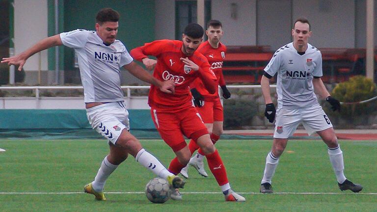 Vor einem Jahr kassierte der TSV Aubstadt (links Christopher Bieber) im Test gegen den FC Ingolstadt II (Mitte Ishak Karaogul) eine 2:3-Niederlage.