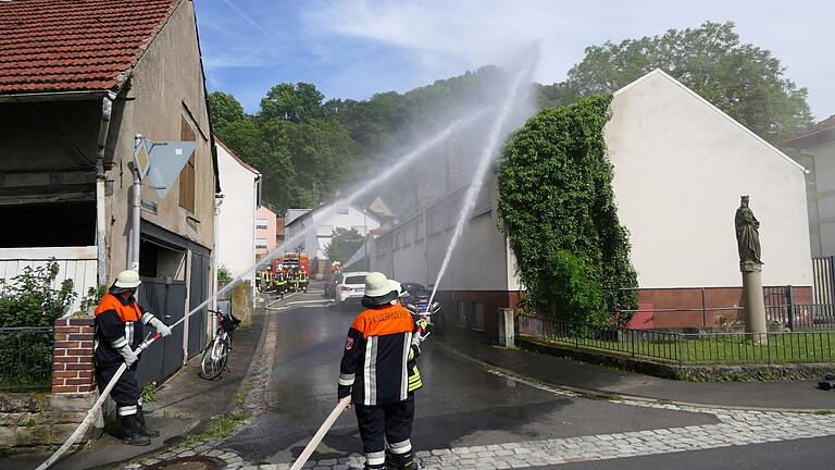 Das 'brennende' Zeller Pfarrheim löschten die Feuerwehrler bei der Übung zum Jubiläumswochenende.