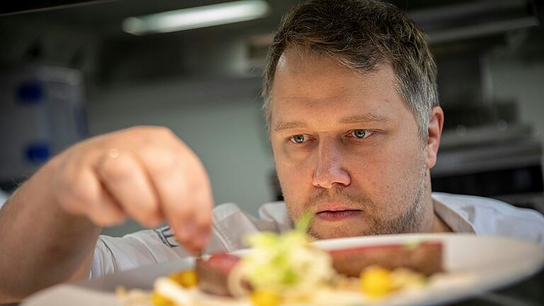 Der Sternekoch Anton Schmaus kocht normalerweise in Regensburg in seinem Restaurant Storstad.