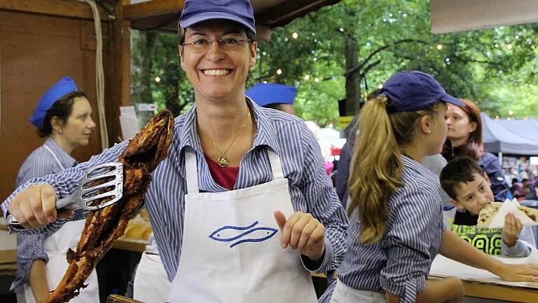 Das Weinfest in Volkach wäre ohne Fisch schier undenkbar. Michaela Gerstner-Scheller ist mit ihrer Familie in die Fußstapfen der Eltern getreten. Natürlich gibt es auch diesmal wieder den Bratfisch nach Papas Rezept.