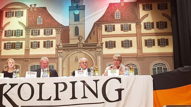 Teilnehmer der Kolping-Podiumsdisskussion: (von links) Rolf Grüning (Linke), Carina Schmidt ( FDP), Alois Gerig (CDU), Thomas Kraft (SPD), Charlotte Schneidewind-Hartnagel (Grüne) und Moderator Oliver Bauer.