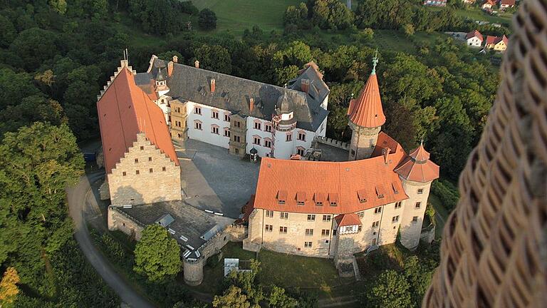 Um eine weitere Attraktion reicher: Im Deutschen Burgenmuseum auf der Heldburg hängst jetzt ein 800 Jahre altes romanisches Wandgemälde, das zuletzt in einem Depot der Veste Coburg verwahrt wurde..