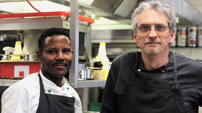 Michael Heßmann (rechts) und Mohamed. Der Äthiopier ist fester Bestandteil der Küche im Weinhotel Rose in Volkach.