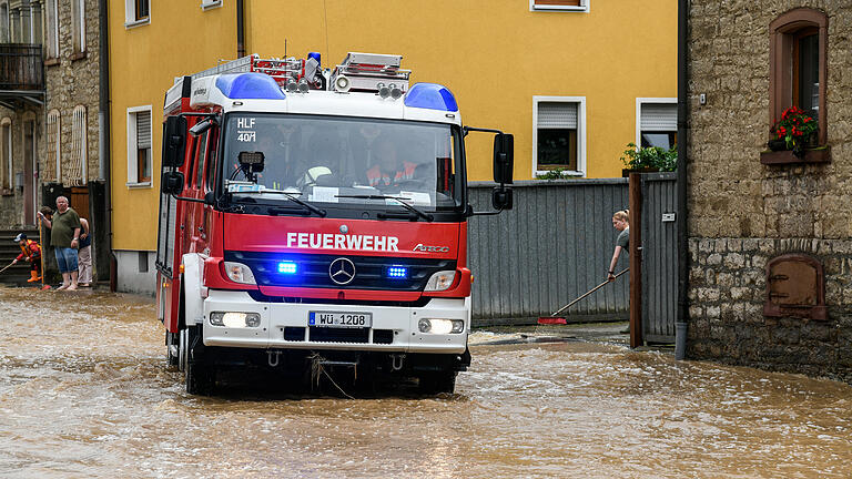 Reichenberg im Landkreis Würzburg hat eine zweite Hochwasserwelle am 15.7.2021 überrollt. Innerhalb von wenigen Minuten kam das Wasser in den Ortskern geschossen und überschwemmte Straßen und Häuser. Auch der Sportplatz ist betroffen.