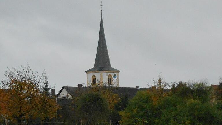 Weithin sichtbar in der Umgebung überragt die Echternadel der Filialkirche die Dachlandschaft Lindachs. Wenn sich das Bauernjahr dem Ende zuneigt, feiert der Kreuzpfadort seine Martini-Kirchweih.