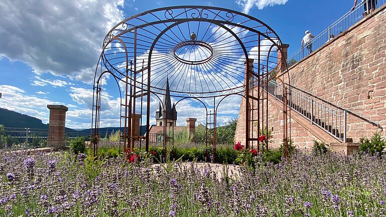 Der Ronkarzgarten – oder auch 'Apothekergarten', wie er oft genannt wird – ist laut Bayerischem Landesamt für Denkmalpflege 'ein bemerkenswertes Zeugnis bürgerlicher Gartenbaukunst'.