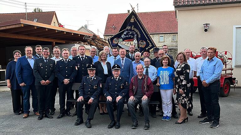 Viele Ehrungen für verdiente Feuerwehrleute beim doppelten Jubiläum der Freiwilligen Feuerwehr Hohestadt.