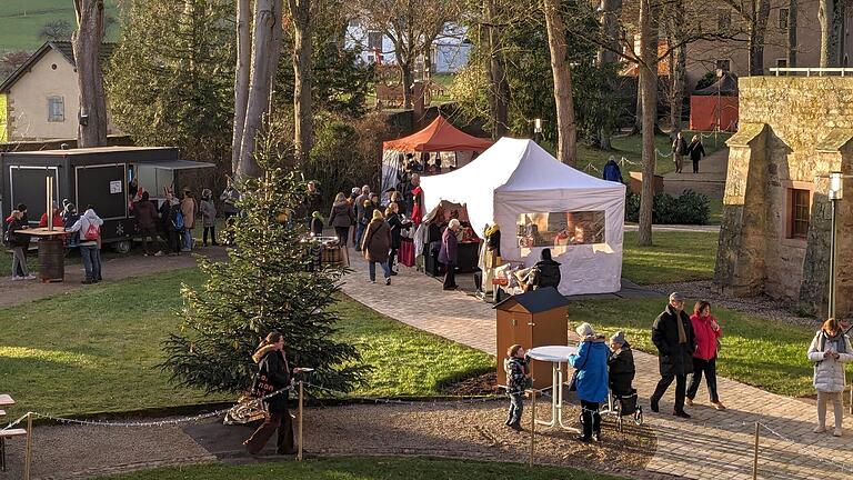 Blick auf den Aschacher Weihnachtsmarkt. - Blick auf den Aschacher Weihnachtsmarkt. Blick auf den Aschacher Weihnachtsmarkt. - Blick auf den Aschacher Weihnachtsmarkt.