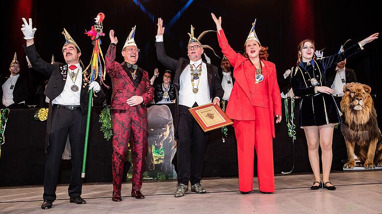 Ein kräftiges Helau rufen (von links) KiKaG-Zeremonienmeister Franz Hildebrand, Schlappmaulorden-Preisträger Volker Heißmann, Sitzungspräsident Rainer Müller und Laudatorin Luise Kinseher ins Publikum. Ein kräftiges Helau rufen (von links) KiKaG-Zeremonienmeister Franz Hildebrand, Schlappmaulorden-Preisträger Volker Heißmann, Sitzungspräsident Rainer Müller und Laudatorin Luise Kinseher ins Publikum.
