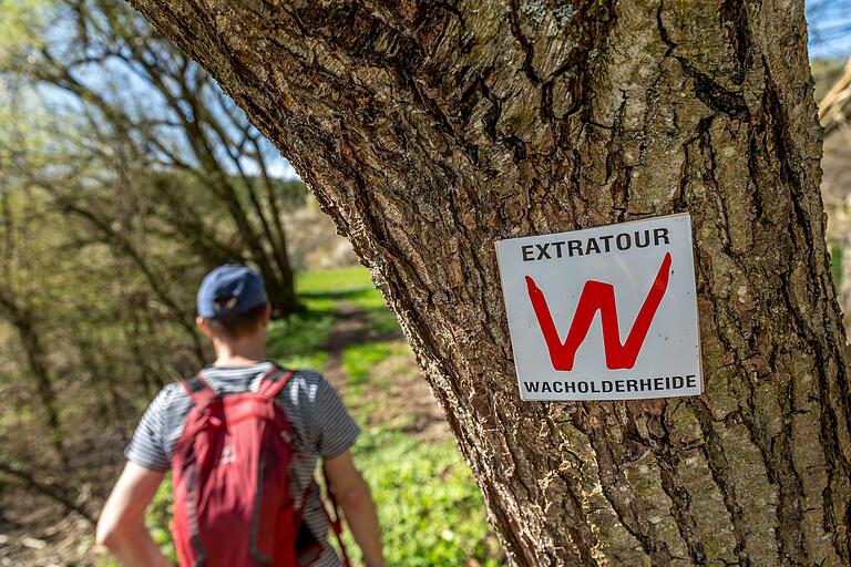 Auf dem sehr gut ausgeschilderten Weg folgt man dem roten 'W' – Zeichen der 'Extratour Wacholderheide'.