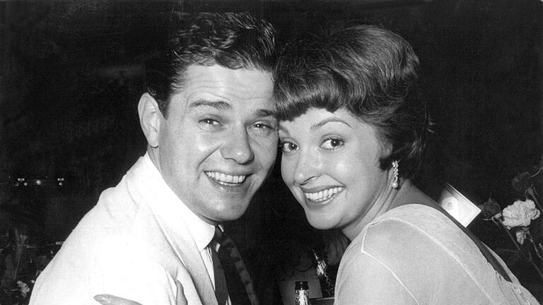 Nadja Tiller und Walter Giller - Das Schauspielerehepaar Nadja Tiller und Walter Giller 1958, sie waren bei den Groms gern zu Gast. Nadja Tiller und Walter Giller - Das Schauspielerehepaar Nadja Tiller und Walter Giller 1958, sie waren bei den Groms gern zu Gast.