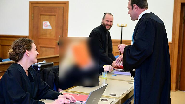 Die Rechtsanwälte Lara Baumann, Christian Barthelmes und Joachim Voigt (stehend) mit der Angeklagten Die Rechtsanwälte Lara Baumann, Christian Barthelmes und Joachim Voigt (stehend) mit der Angeklagten