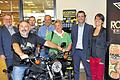 Eine Harley für den Glücklichen       -  (gk)   Karl-Heinz Hofmann aus Habelsee nahe Uffenheim heißt der Glückpilz, der sich über die Harley-Davidson Sportser 883 freuen kann, die Edeka Nordbayern-Sachsen-Thüringen zusammen mit dem Getränke-Hersteller Pepsico bei einer Aktion der Marke &bdquo;Rockstar&ldquo; als Hauptpreis im gesamten Verbreitungsgebiet verlost hatte. Im Uffenheimer Edeka-Markt übergab Marktchef Gerd Blümlein die Harley an Hofmann, der seit 1986 den Motorradführerschein hat und nun sein altes Motorrad abgeben wird.  Das Bild zeigt (von links) Edeka-Vertriebsleiter Ekkehard Rüdiger, Gewinner Karl-Heinz Hofmann, Sohn Michael Hofmann, Gerd Blümlein, Ulrike Hofmann sowie Mark Rattelsdorfer und Marion Säle von Pepsico Deutschland.