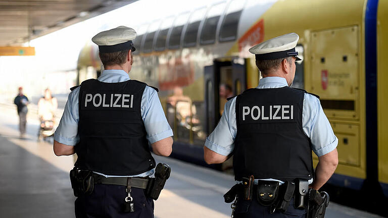 Bundespolizei überwacht Bahnsteig       -  Symbolbild Bundespolizei