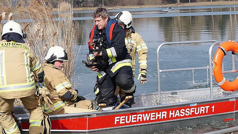 Am Montag, 5. März, musste die Haßfurter Feuerwehr um die Mittagszeit zu einem Einsatz am Mooswäldchensee ausrücken, um eine Haßfurterin und deren Hund aus dem teilweise zugefrorenen See zu retten. Noch bevor die Feuerwehr eintraf, hatte Tobias Mindt die Haßfurterin bereits aus dem Wasser gezogen. Dafür wurde der Lebensetter jetzt von Bürgermeister Günther Werner ausgezeichnet. Unser Bild zeigt die Rettung des Hundes durch die Feuerwehr.