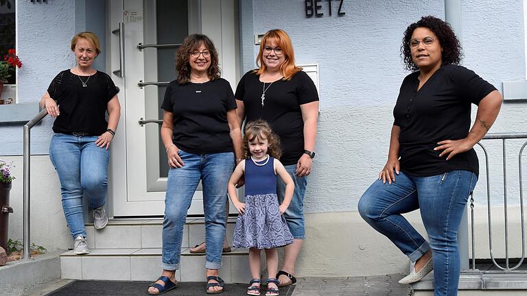 Frauenpower im Friseursalon Betz: Nur corona-bedingt stehen die Mädels auf Abstand, die Zusammenarbeit im Team ist gut aufeinander abgestimmt Frauenpower im Friseursalon Betz: Nur corona-bedingt stehen die Mädels auf Abstand, die Zusammenarbeit im Team ist gut aufeinander abgestimmt