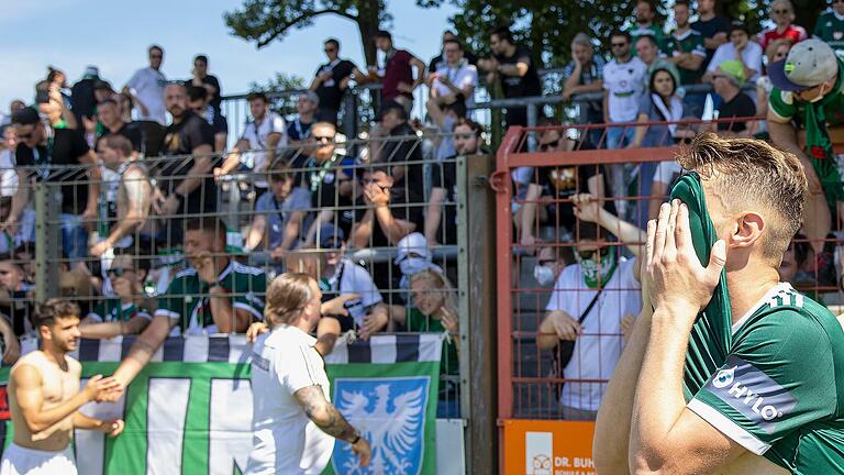 Riesenenttäuschung bei den Nullfünfern nach dem verpassten Aufstieg gegen Havelse. Foto: Heiko Becker       -  Riesenenttäuschung bei den Nullfünfern nach dem verpassten Aufstieg gegen Havelse. Foto: Heiko Becker