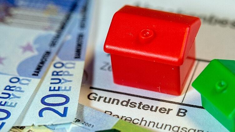 Grundsteuer-Modell für Schleswig-Holstein       -  Ob man Lust hat oder nicht – derzeit müssen sich Grundstückseigentümer mit der Grundsteuerreform befassen. Symbolfoto: Jens Büttner/DPA