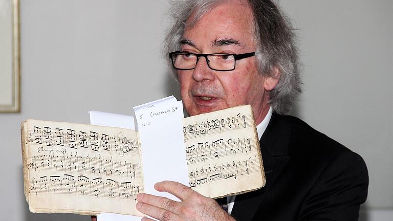 Unscheinbar aber ein wahrer Schatz für den Fachmann: Michael Günther mit dem „Mainstockheimer Clavierbuch“. Unscheinbar aber ein wahrer Schatz für den Fachmann: Michael Günther mit dem „Mainstockheimer Clavierbuch“.
