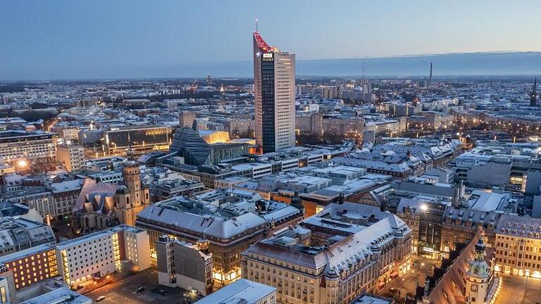 Die Innenstadt von Leipzig ist mit einer leichten Schneeschicht überzogen. Foto: Jan Woitas/dpa-Zentralbild/dpa       -  Leipzig zählt zu den Top-10 der deutschen Riesen. Dies sind die größten Städte Deutschlands: