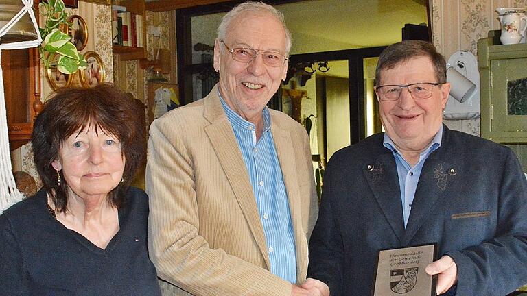 Zum zweiten Mal wurde die Bürgermedaille von Großbardorf vergeben. Diesmal überreichte sie Bürgermeister Josef Demar (rechts) an Karl Hillenbrand. Ihn nannte er einen 'Glücksfall' für die Grabfeldgemeinde. Mit auf dem Bild Christl Hillenbrand.