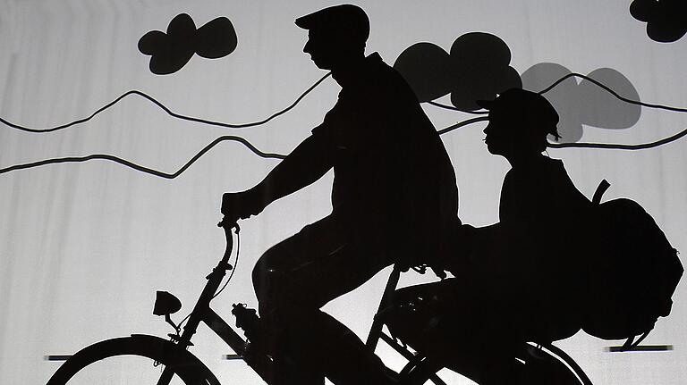 Wenn das Fahrrad das Kamel ersetzt und Schattenspiele ins Musical eingebaut werden, dann ist Adonia vor Ort.