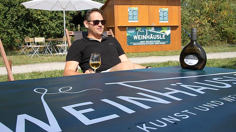 So stellt sich Marcel Hannweber die kommenden Wochenenden vor: Gutes Wetter und guter Wein am Dettelbacher Weinhäusle.