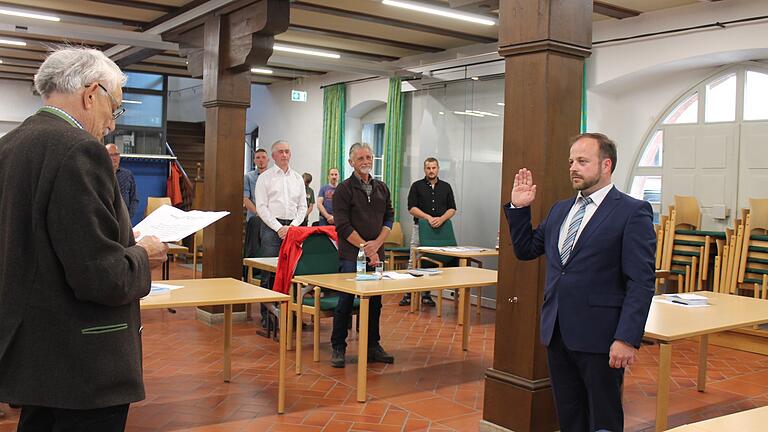 Als ältestes Ratsmitglied nahm Udo Trabert (links) Ostheims neuen ersten Bürgermeister Steffen Malzer (rechts) den Eid auf das Grundgesetz ab.