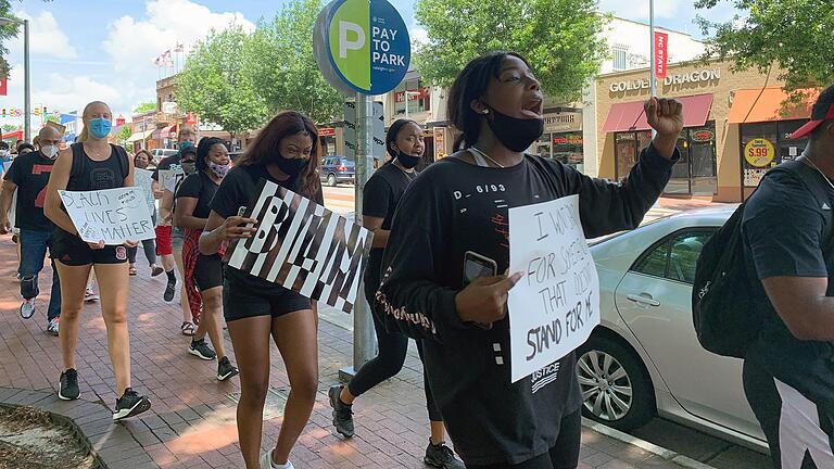 Studenten während eines friedlichen Protests, der Bewegung 'Pack United' unter Federführung der Sportathleten der NC State University, die in Raleigh stattfand.