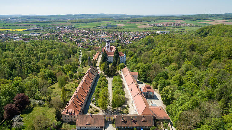 Scheinfeld wird Sitz des geplanten Naturparkzentrums. Blick auf die Stadt, Schloss Schwarzenberg und die Weiten des Steigerwalds.