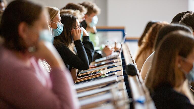 Beim Semesterstart im vergangenen Jahr war die Maskenpflicht noch in Kraft. Wie sieht es im Wintersemester 2022/23 aus?