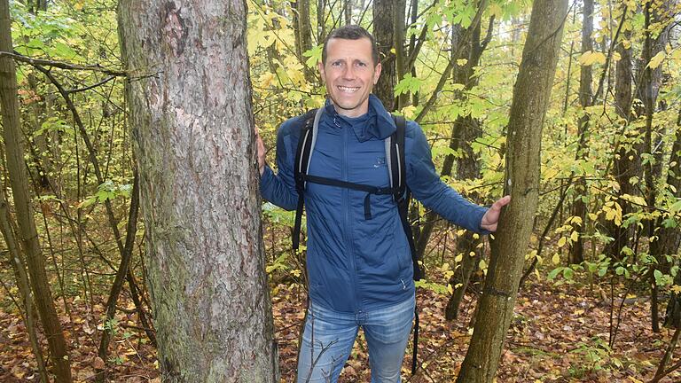 Benjamin Schlusche führt in Ostheim Interessierte durch den Wald. Er ist ausgebildeter zertifizierter Wald-Erlebnisführer.