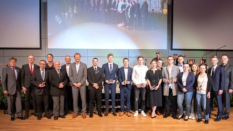 Großer Bahnhof: Die Felix-Preisträgerinnen und -Preisträger der diesjährigen Sportgala mit den Felix-Paten: (hinten von links) Jürgen Montag (Stadt Schweinfurt), Andreas Linder (Sparkasse Schweinfurt-Haßberge), Michi Bauer (Schweinfurter Tagblatt), Frank Ruppert (AOK Schweinfurt), Ralf Müller (Budokan Schweinfurt), Oliver Schulte (Next Level) sowie vorne Klaus Rehberger (Turngau Schweinfurt-Haßberge), Kurt Vogel (BLSV), Ehrengast Guido Buchwald, Lorenz Grimm, Julian Waller (beide RC Franken Schweinfurt), Fabian Sagstetter (TV Oberndorf), Matthias Betz (TG Schweinfurt), Lisa Ludescher (Budokan Schweinfurt), Max Kuster, Shannon Corley, Nicole Kotkowskij (alle Alexander-von-Humboldt-Gymnasium), Ulrike Zehner (AC 82 Schweinfurt), Schweinfurts Oberbürgermeister Sebastian Remelé und Alexander Förster (SWG Schweinfurt). Großer Bahnhof: Die Felix-Preisträgerinnen und -Preisträger der diesjährigen Sportgala mit den Felix-Paten: (hinten von links) Jürgen Montag (Stadt Schweinfurt), Andreas Linder (Sparkasse Schweinfurt-Haßberge), Michi Bauer (Schweinfurter Tagblatt), Frank Ruppert (AOK Schweinfurt), Ralf Müller (Budokan Schweinfurt), Oliver Schulte (Next Level) sowie vorne Klaus Rehberger (Turngau Schweinfurt-Haßberge), Kurt Vogel (BLSV), Ehrengast Guido Buchwald, Lorenz Grimm, Julian Waller (beide RC Franken Schweinfurt), Fabian Sagstetter (TV Oberndorf), Matthias Betz (TG Schweinfurt), Lisa Ludescher (Budokan Schweinfurt), Max Kuster, Shannon Corley, Nicole Kotkowskij (alle Alexander-von-Humboldt-Gymnasium), Ulrike Zehner (AC 82 Schweinfurt), Schweinfurts Oberbürgermeister Sebastian Remelé und Alexander Förster (SWG Schweinfurt). 