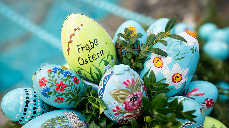 Osterbrunnen in der Fränkischen Schweiz.jpeg       -  Ab wann man frohe Ostern wünscht und welche Alternativen es gibt lesen Sie hier.