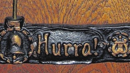 Patriotismus in Gold: Im Uhrenkasten ist die Wanduhr mit einem Hurra-Schild ausgestattet. Doch nicht nur der Schriftzug erinnert an die daamige Kriegsstimmung, auch drei simulierte Kanonenschüsse zur jeweils vollen Stunde sollten die Menschen anfeuern. Patriotismus in Gold: Im Uhrenkasten ist die Wanduhr mit einem Hurra-Schild ausgestattet. Doch nicht nur der Schriftzug erinnert an die daamige Kriegsstimmung, auch drei simulierte Kanonenschüsse zur jeweils vollen Stunde sollten die Menschen anfeuern.