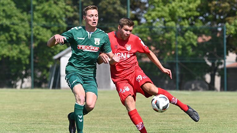 Mit drei Treffern brachte Tim Strohmenger (links, Archivbild) den TSV Großbardorf im Pokal-Spiel in Lengfeld fast im Alleingang auf die Siegerstraße. Mit drei Treffern brachte Tim Strohmenger (links, Archivbild) den TSV Großbardorf im Pokal-Spiel in Lengfeld fast im Alleingang auf die Siegerstraße.