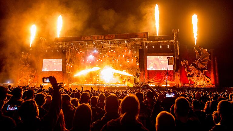 Gigantische Bühne und spektakuläre Feuerfontänen: Im August findet in Dinkelsbühl zum 25. Mal das Summer Breeze Open Air statt, Süddeutschlands größtes Metal-Festival mit bis zu 45.000 Fans. Unser Bild zeigt den Auftritt von Parkway Drive 2019.