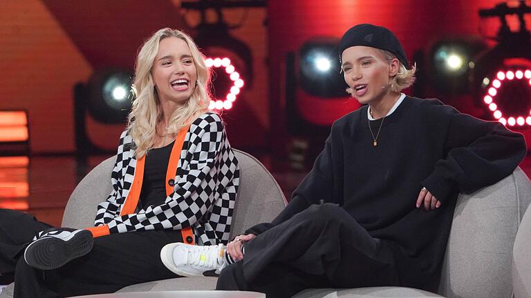 Internet-Stars Lisa und Lena Mantler.jpeg       -  Auch außerhalb von Social Media präsent: Die Zwillinge Lisa (l) und Lena traten in den vergangenen Jahren häufiger im Fernsehen auf.