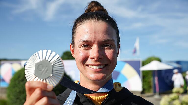 Paris 2024 - Golf       -  Präsentiert stolz ihre Silbermedaille: Golferin Esther Henseleit.